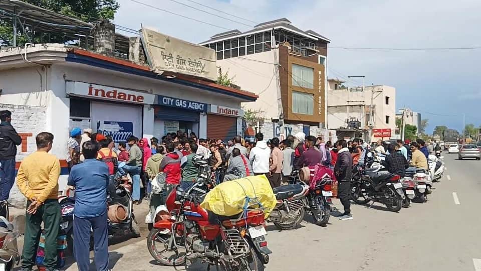 पठानकोट में गैस एजेंसी के बाहर लगी भीड़