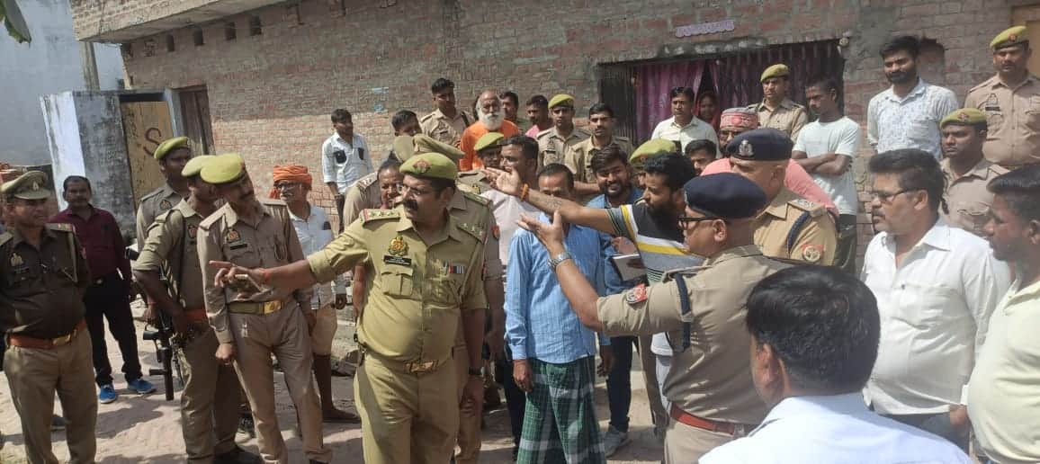 मंदिरों में मूर्तियों को बनाया निशाना।