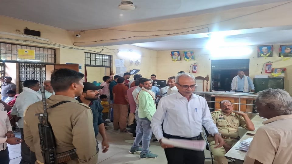 Income Tax team raids registry office in Firozabad