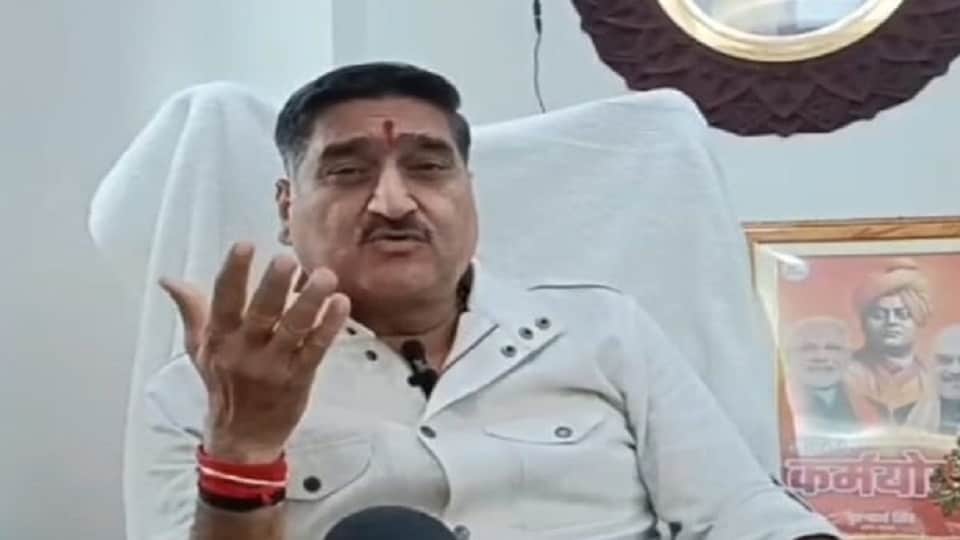 रमजान-ईद पर बयान देते अलीगढ़ सांसद सतीश गौतम