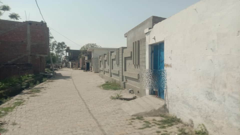 दिल्ली पुलिस की दबिश के बाद मोहल्ले में छाया सन्नाटा