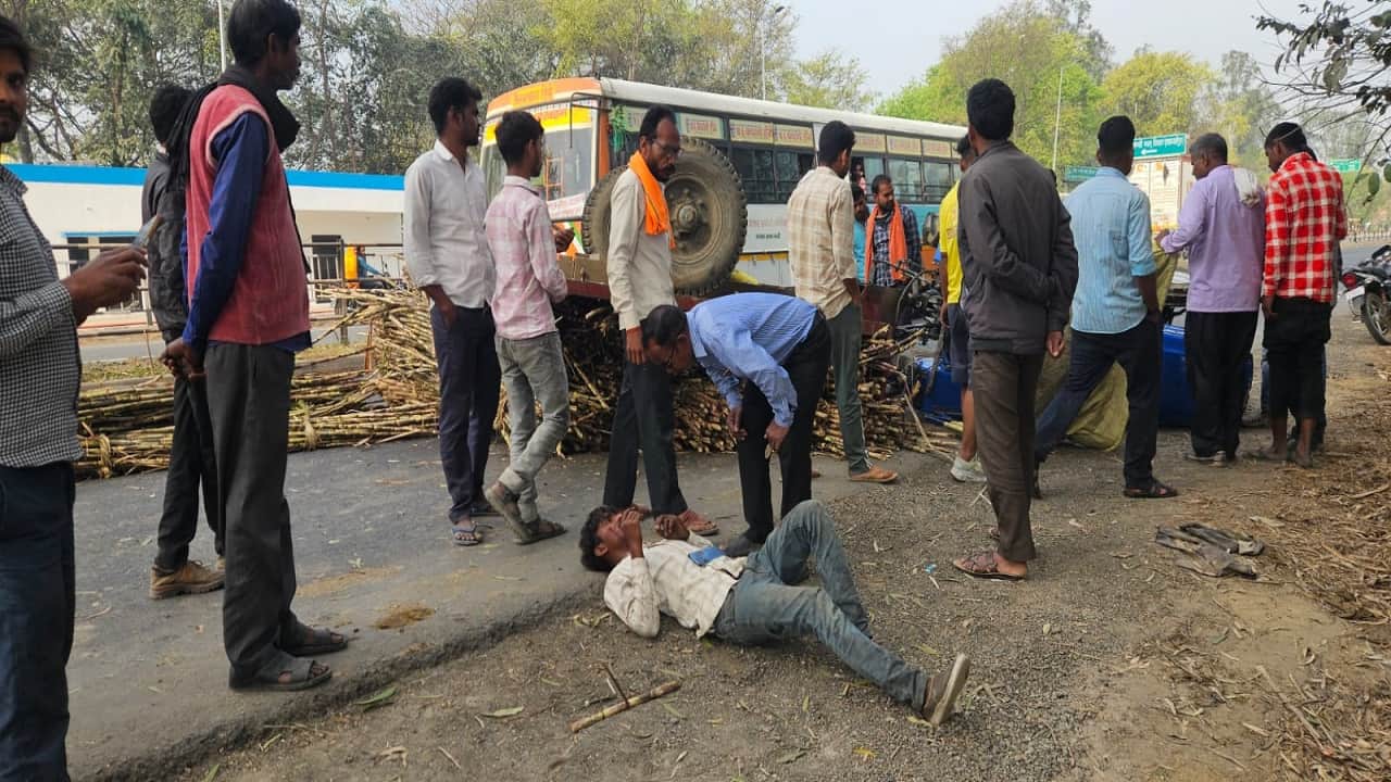 हाईवे पर पलटा ट्रैक्टर-ट्रॉली