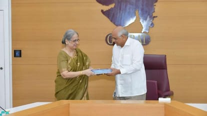 सीएम भूपेंद्र पटेल को ड्राफ्ट रिपोर्ट सौंपती समिति की अध्यक्ष रंजना देसाई