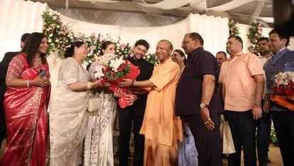 Grand Reception in Lucknow: Cricketer Kuldeep Arrives in a Vintage Car with Bride Vanshika; Coach Gautam Gambh
