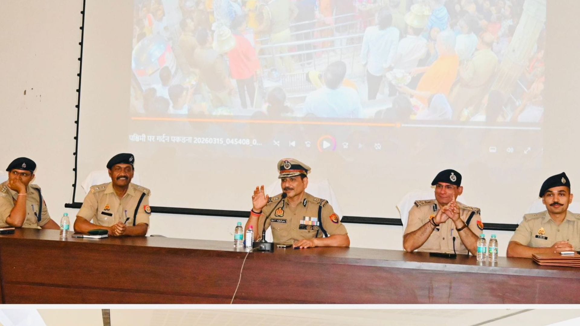 सॉफ्ट स्किल प्रशिक्षण में मौजूद अधिकारी