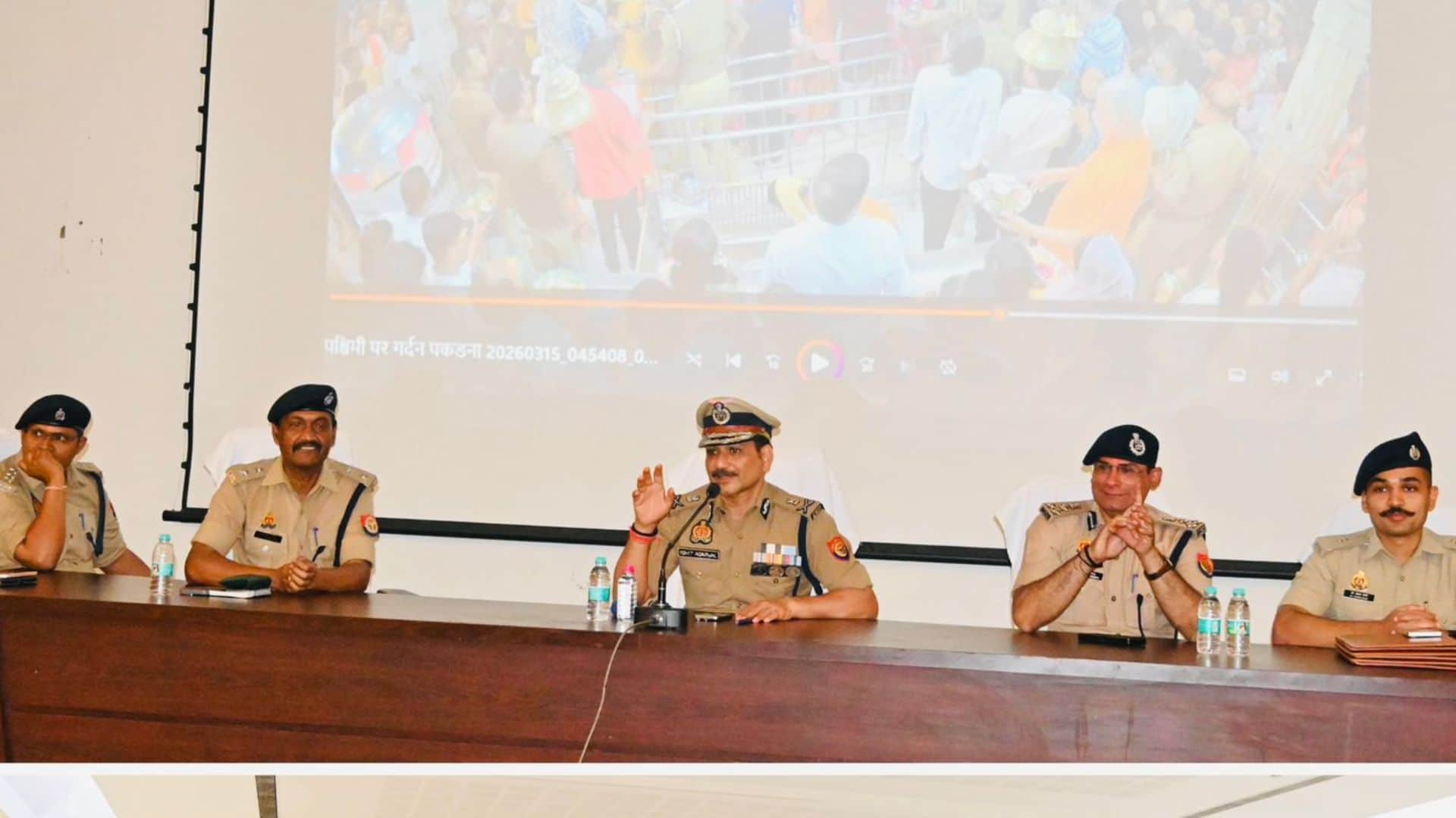 सॉफ्ट स्किल प्रशिक्षण में मौजूद अधिकारी