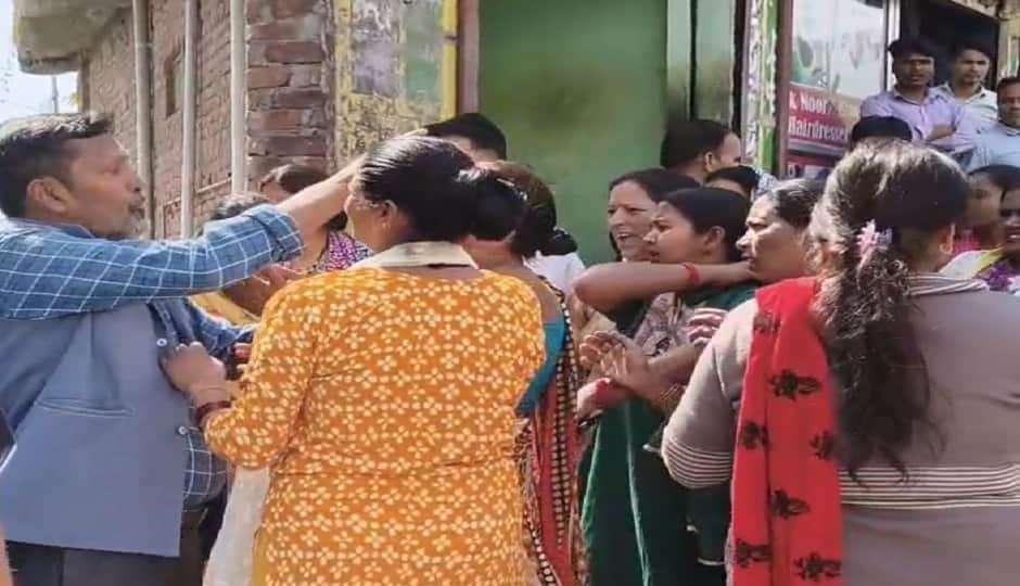 सोमवार को दमुवाढुंगा में हंगामे के बीच दोनों पक्षों के लोग।