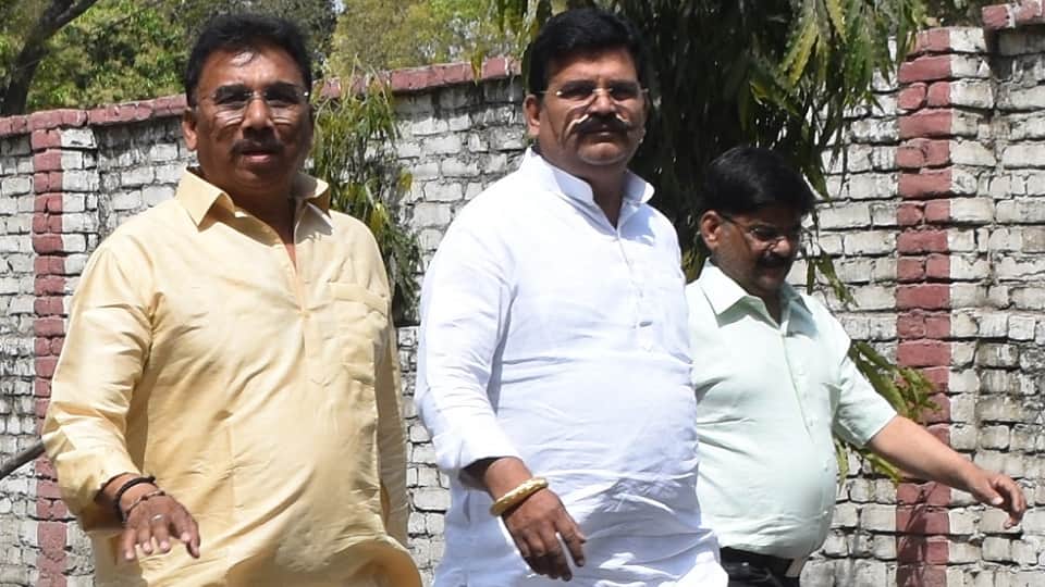 सीओ से मुलाकात के बाद बाहर आए भाजपा नेता संजय गोयल व अन्य