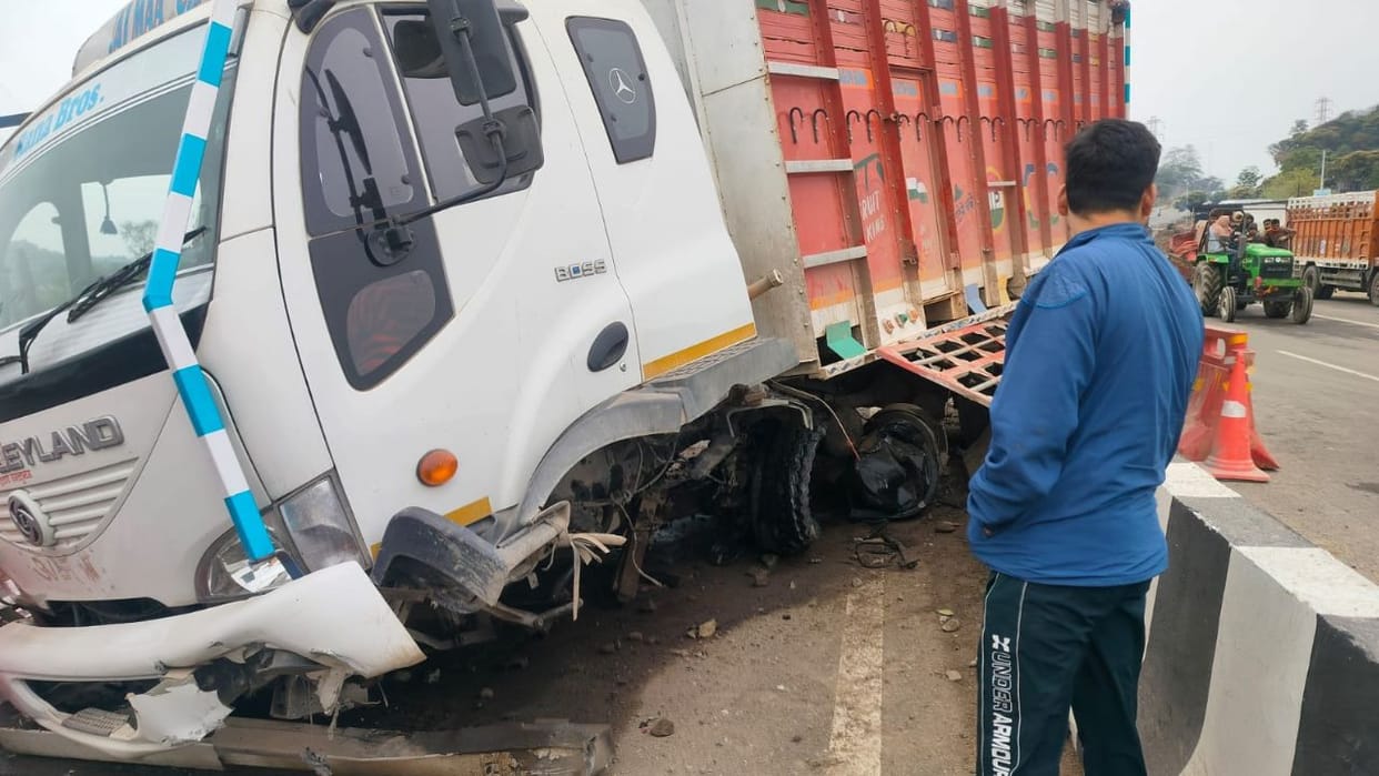 Kangra News Speeding Truck Loses Control and Crashes into Divider Major Accident Averted