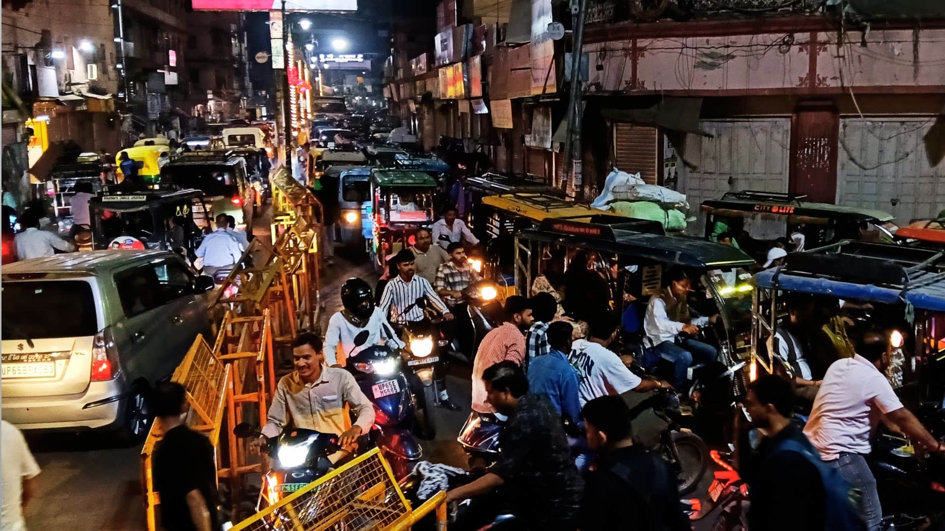 मौदागिन चौराहे पर लगा जाम