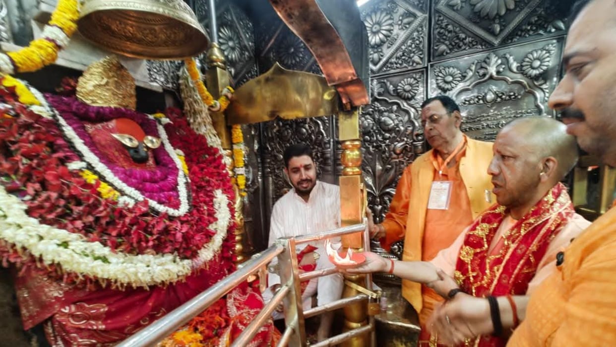 CM Yogi Adityanath arrives in Vindhyachal offers prayers at shrine of Maa Vindhyavasini in mirzapur