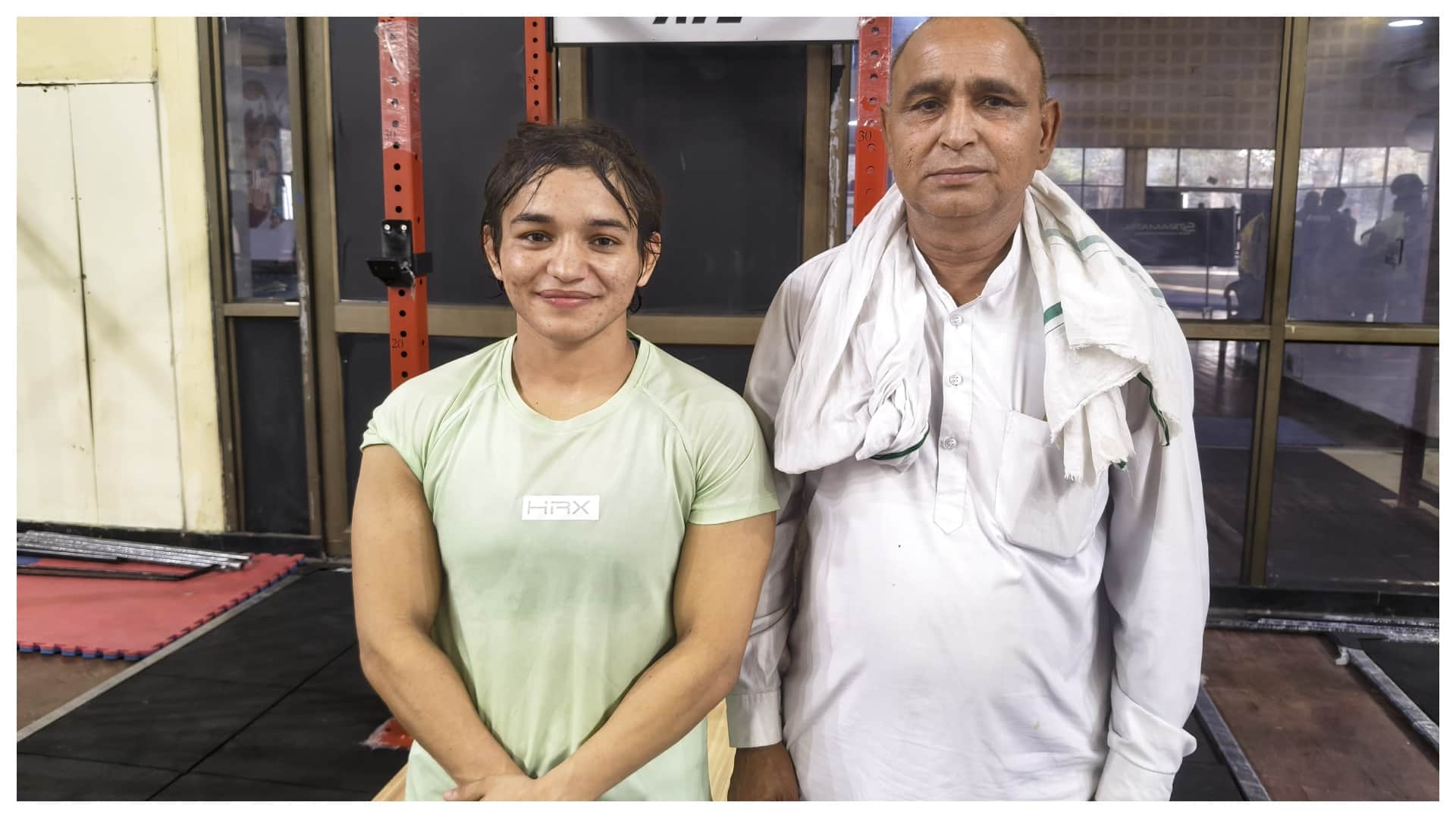 पिता के साथ मीनाक्षी गोयत