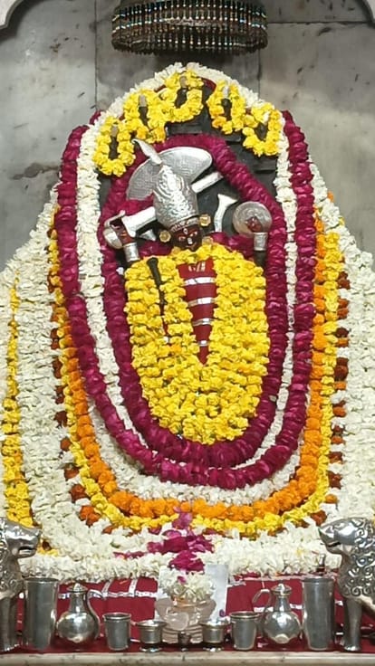 नवरात्र स्पेशल:कछवाहा राजवंश की कुलदेवी शिला देवी शिलामाता, भोग में चढ़ती  है शराब, कीजिए दर्शन - Navratri Special: Shila Mata Temple - Alcohol  Offered To The Goddess, Know The ...