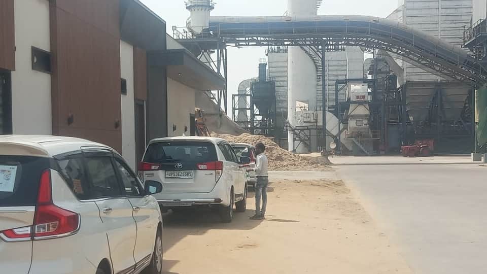 आयकर टीम की मिल के बाहर खड़ी गाड़ियां।