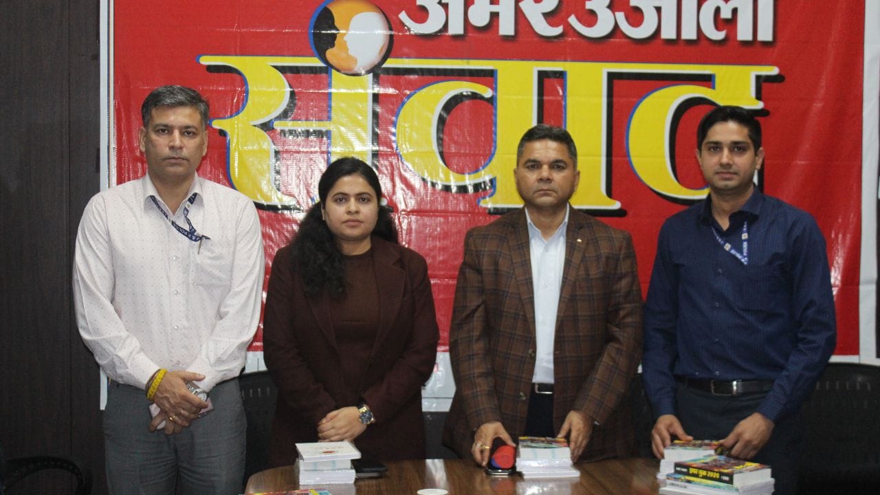 अमर उजाला कार्यालय पर कार्यशाला के दौरान लोगों को संबोधित करते हुए साइबर क्राइम के एसपी रमणीश गुप्ता