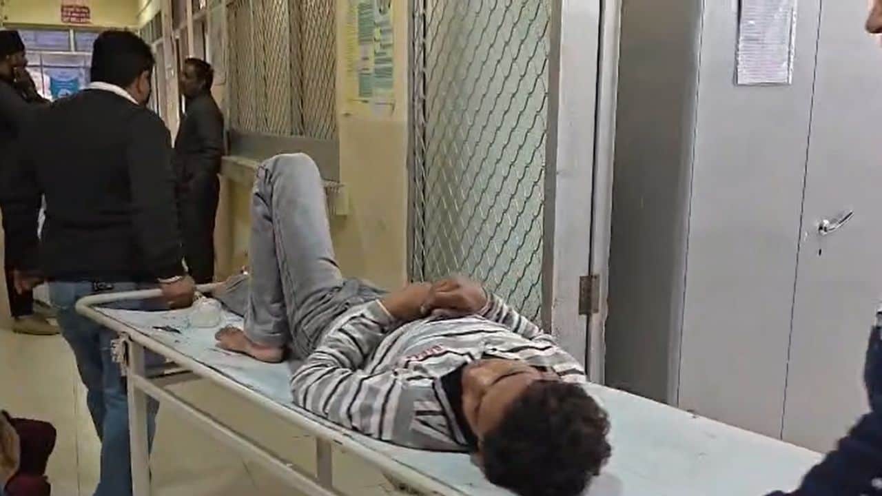 अस्पताल में उपचाराधीन युवक