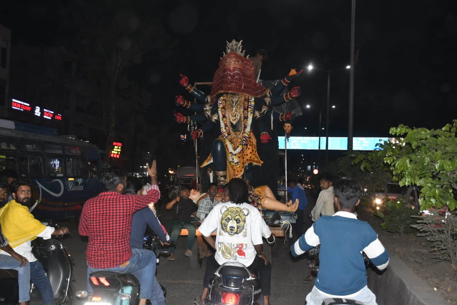 मूर्ती ले जाते भक्त