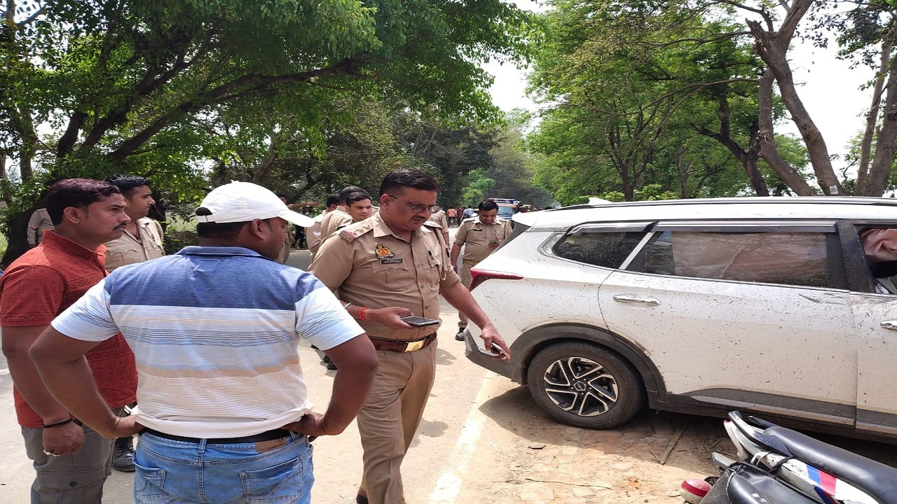 हादसे के बाद मौके पर जांच करती पुलिस