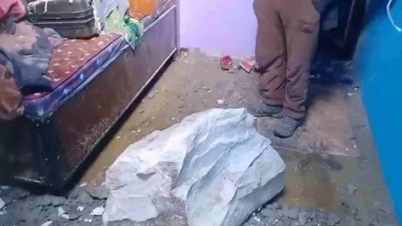 घर के अंदर गिरे बोल्ड