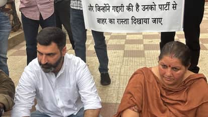 Haryana congress MLA Gokul Setia and Manju Chaudhary Sit on Dharna in chandigarh