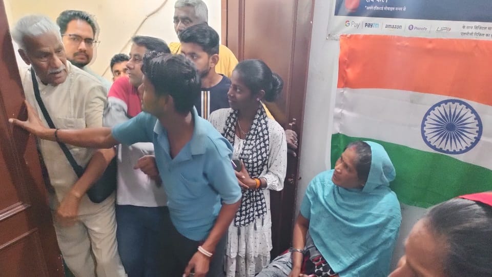 पंचकूला में गैस सिलिंडर के लिए लगी लाइन