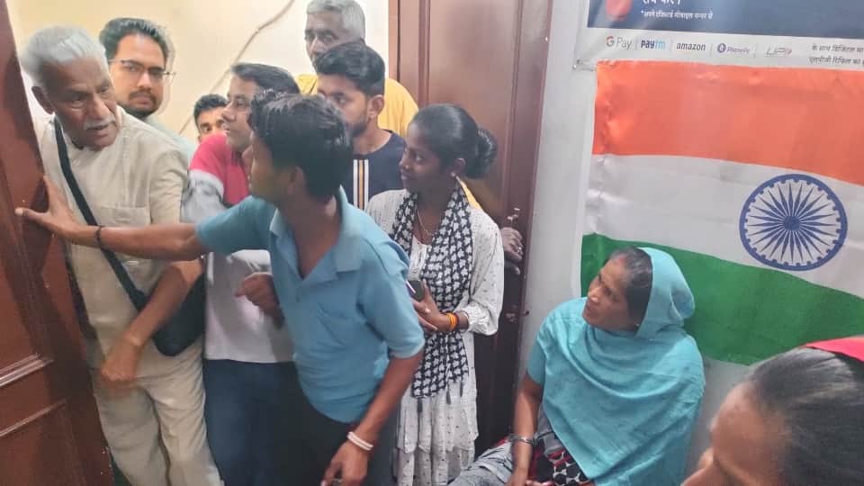 पंचकूला में गैस सिलिंडर के लिए लगी लाइन