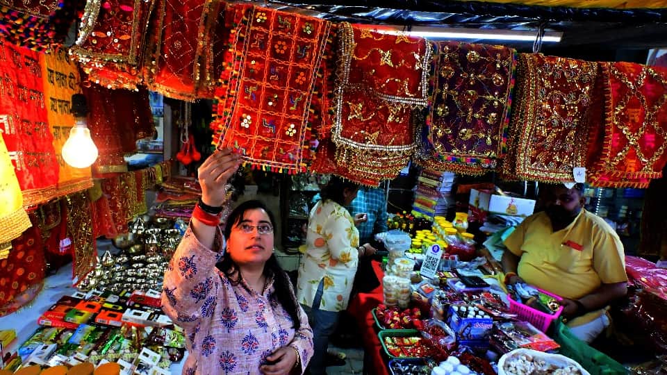 नवरात्र के लिए खरीदारी करती महिला