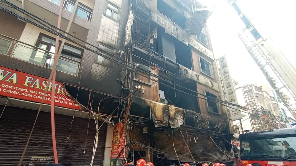 Delhi Palam Fire Children Thrown Form First Floor To Escape Smoke Check photos Details in Hindi