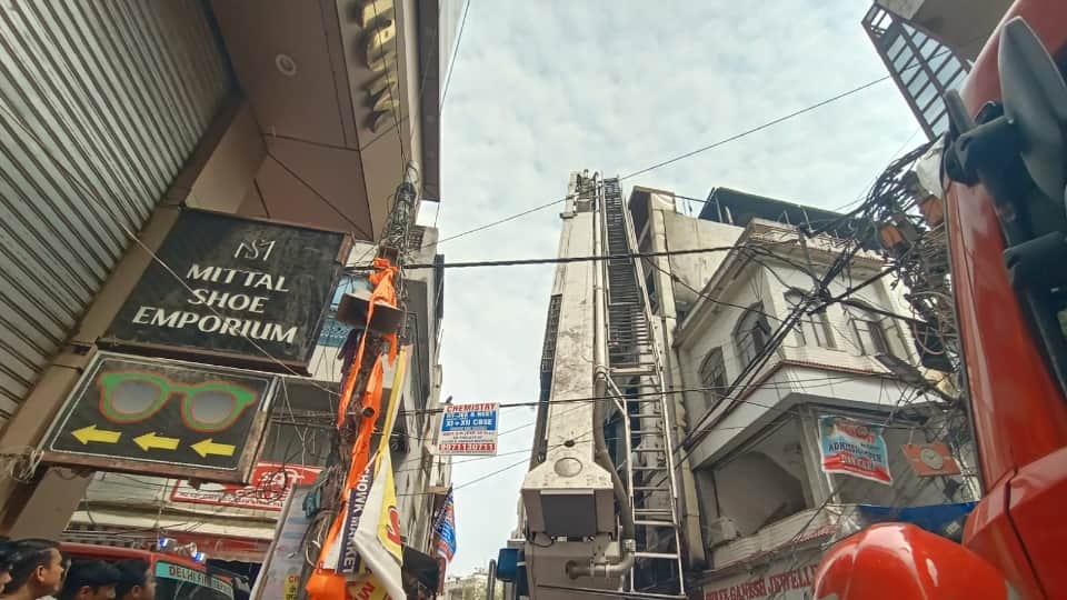 Delhi Palam Fire Children Thrown Form First Floor To Escape Smoke Check photos Details in Hindi