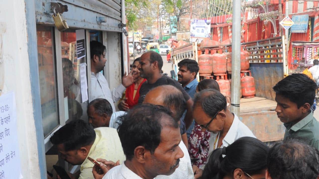 एजेंसी पर सिलिंडर के लिए परेशान होते उपभोक्ता।