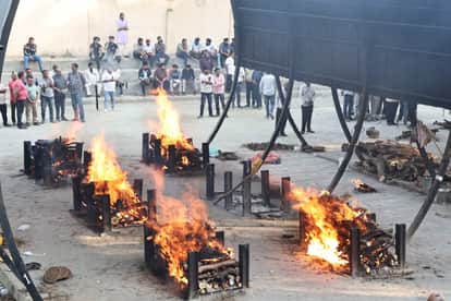 Indore: Seven pyres burned simultaneously at the crematorium, with six members of the Sethia family from Bihar
