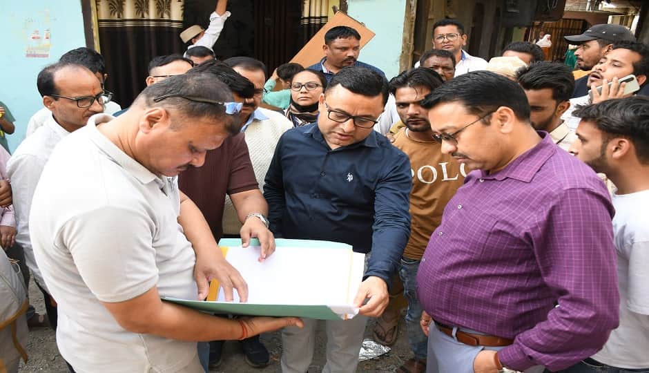 फार्म बांटने के दौरान मौजूद अधिकारी।