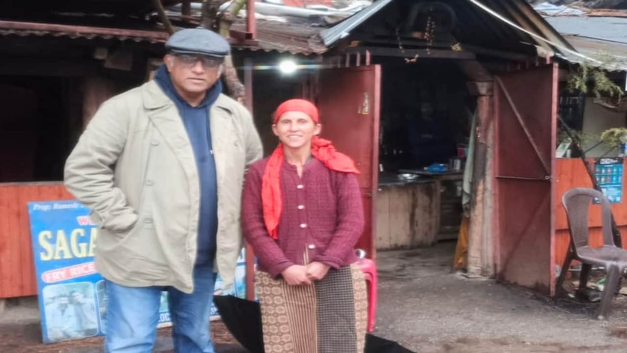 जाणा में ढाबा चलाने वाली सुमिता कुमारी के साथ फिल्म निर्देशक अनुराग बसु।