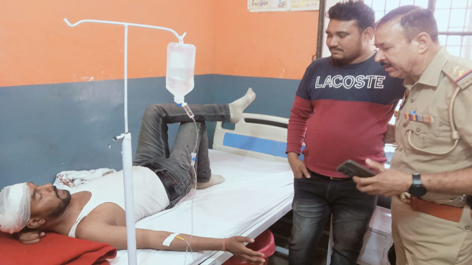 Crowds gathered at a gas cylinder agency in Basti, two groups clashed over a road dispute - several injured.