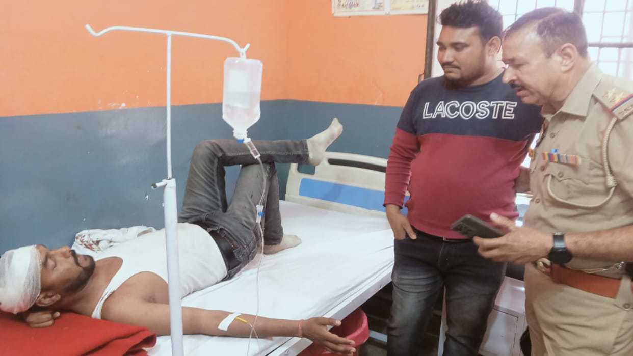 Crowds gathered at a gas cylinder agency in Basti, two groups clashed over a road dispute - several injured.