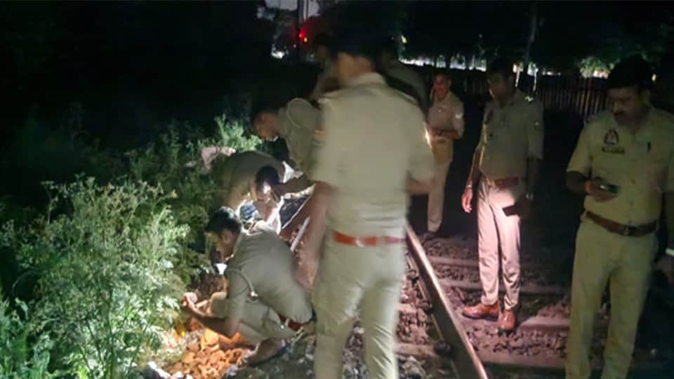 घटनास्थल की जांच करती पुलिस और आरपीएफ