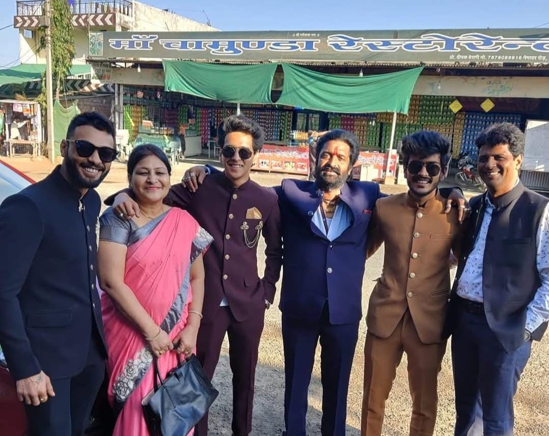 हादसे का शिकार हुए मनोज, उनकी पत्नी और बच्चोंं को बचा लिया गया।