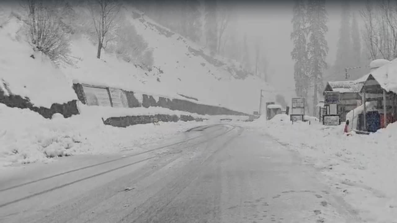 अटल टनल में फिर बर्फबारी।