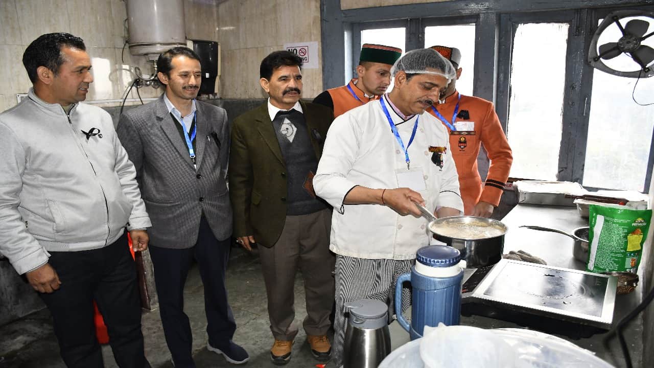 पर्यटन निगम कर्मियों ने काले  बिल्ले लगाकर दीं सेवाएं।