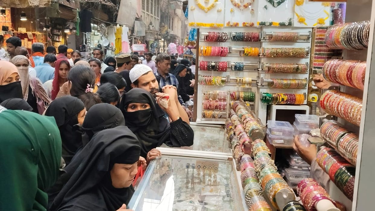Eid Festivities 2026 Pakistani Suits and Kashmiri Bangles Hit in varanasi dalmandi market