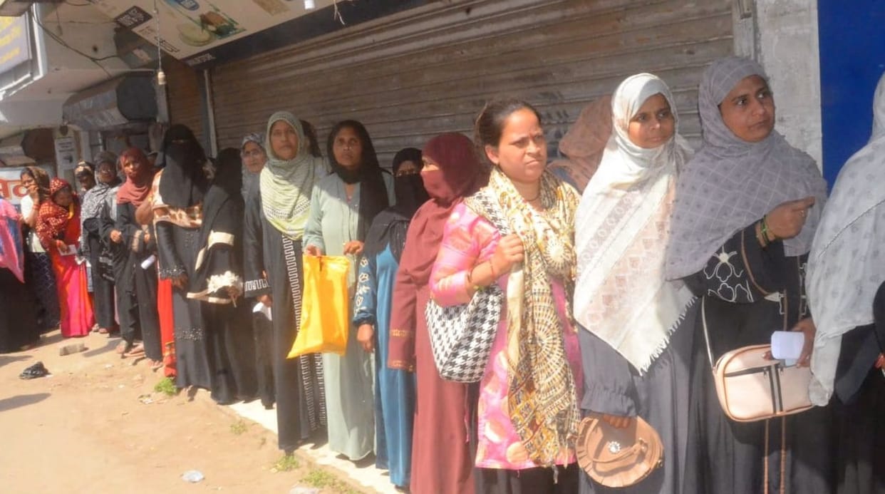 Kanpur Gas Crisis Notification Received But Cylinder Missing Consumers Run in Circles at Agencies