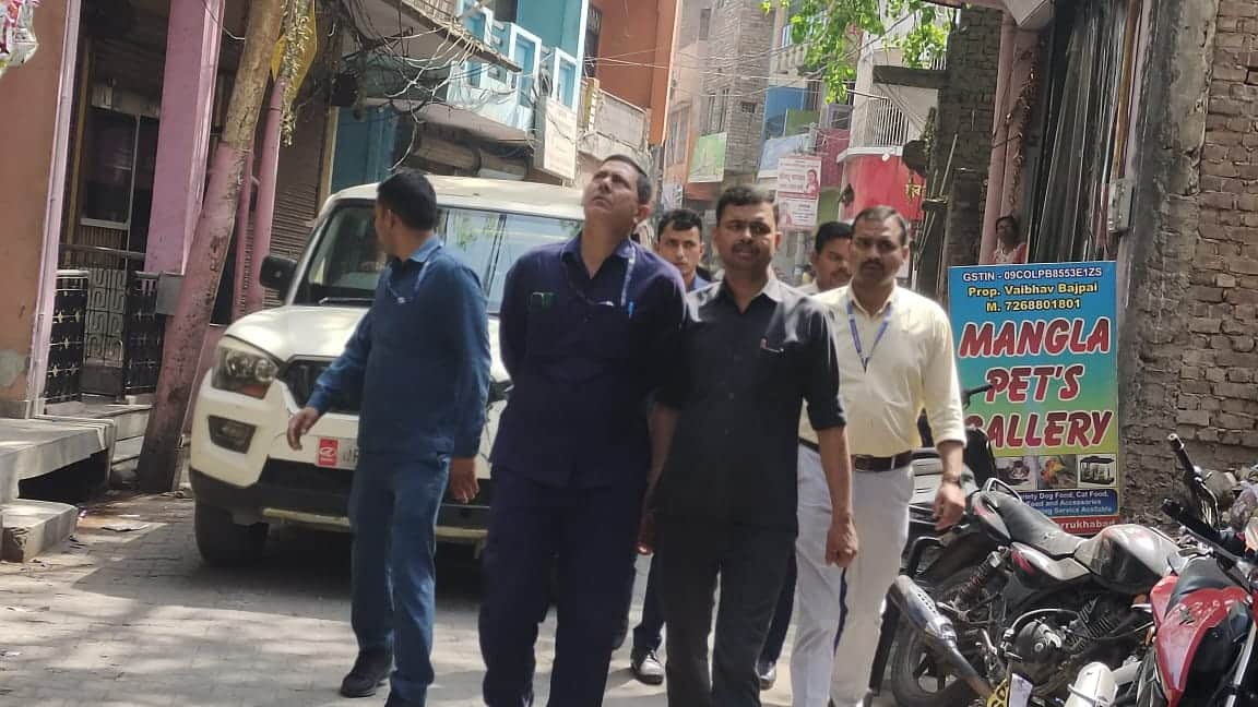 घटनास्थल पर जांच करती टीम