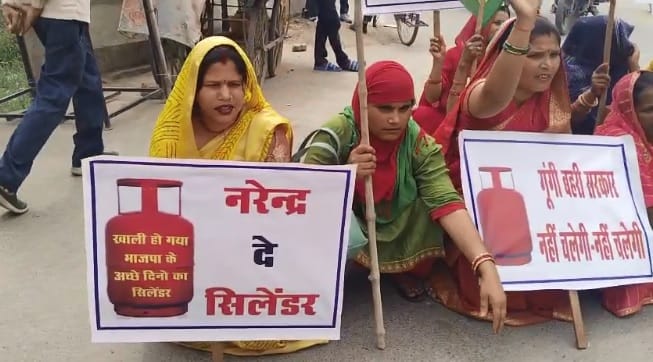 Auraiya Women take to the streets over gas shortage SP Womens Wing and Trade Cell stage protests