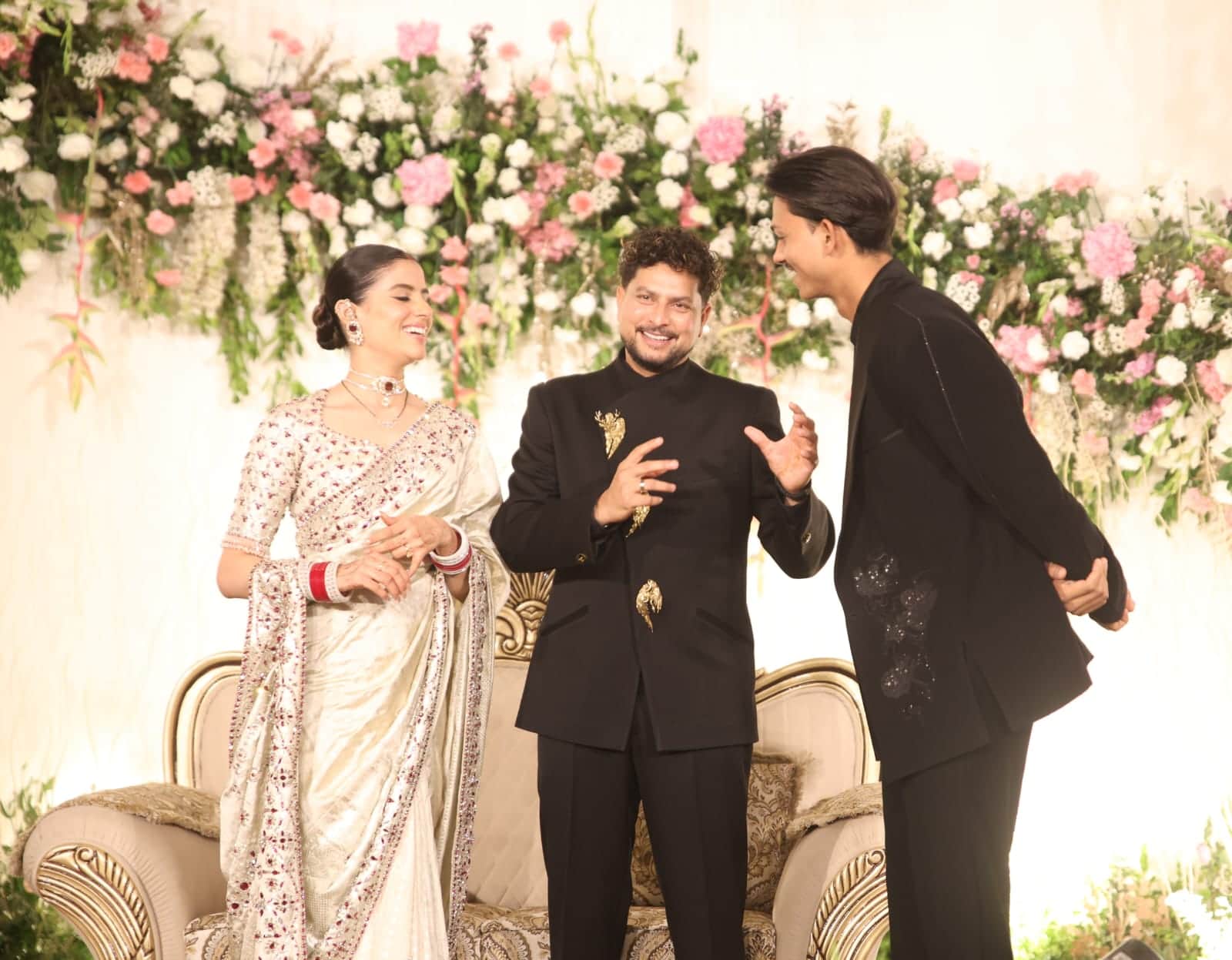 English Headline : Cricketer Kuldeep Yadav and Vanshika Wedding Reception Grand Entry in Vintage Car Check pho