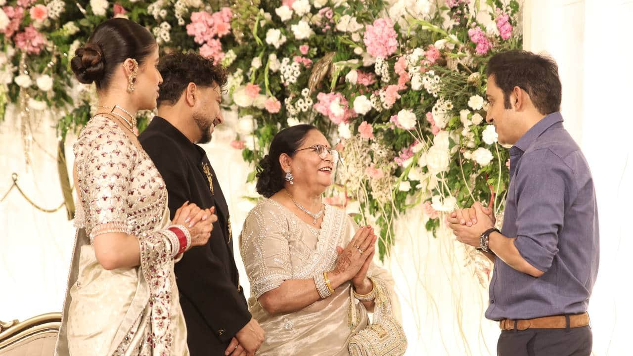 English Headline : Cricketer Kuldeep Yadav and Vanshika Wedding Reception Grand Entry in Vintage Car Check pho