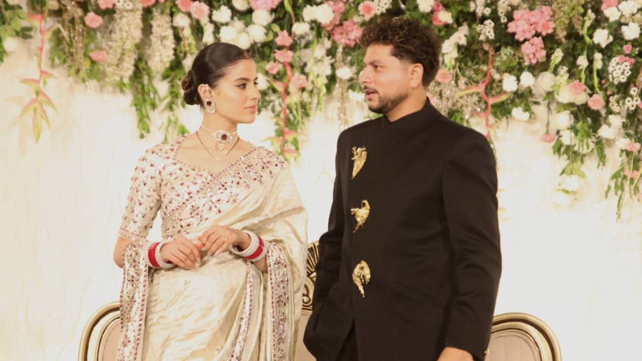 English Headline : Cricketer Kuldeep Yadav and Vanshika Wedding Reception Grand Entry in Vintage Car Check pho