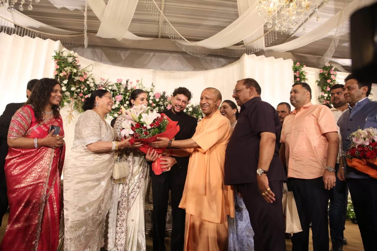 English Headline : Cricketer Kuldeep Yadav and Vanshika Wedding Reception Grand Entry in Vintage Car Check pho