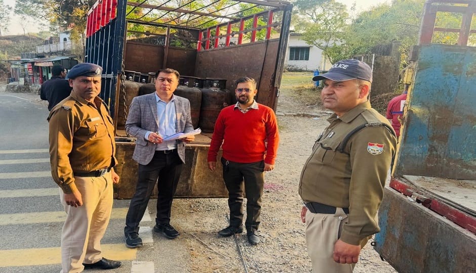 Police seized a pickup truck loaded with 24 commercial gas cylinders and filed an FIR against the driver