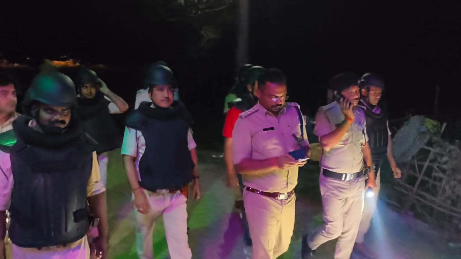 महुआवा गांव में हालातों पर काबू करते पुलिस के जवान।