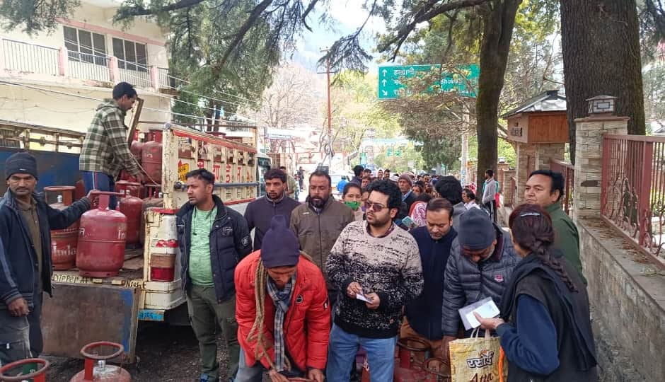 मल्लीताल में घरेलू गैस सिलिंडर के लिए लोगों की भीड़